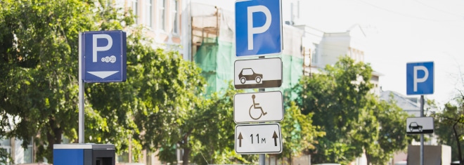 Auf ausgezeichneten städtischen Flächen gilt: Parken mit Parkschein.