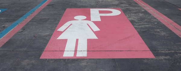 Was ist ein Frauenparkplatz? Warum gibt es sie eigentlich? Antworten liefert dieser Ratgeber!