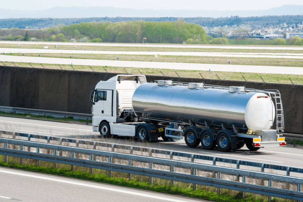 Für Lkw gilt außerhalb geschlossener Ortschaften: Die Höchstgeschwindigkeit ist vom zulässigen Gesamtgewicht des Fahrzeugs abhängig.