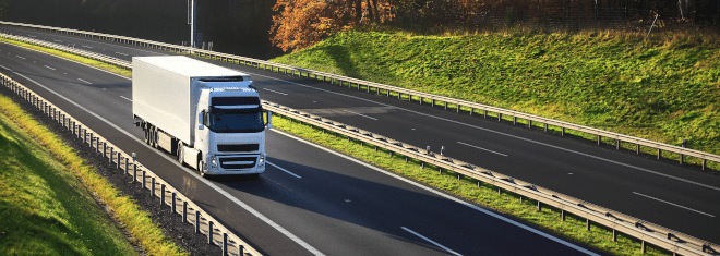 Welche Lkw-Höchstgeschwindigkeit auf der Landstraße oder innerorts gilt, erfahren Sie in diesem Ratgeber.