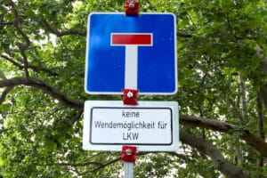 Mitunter weist ein Schild bei einer Sackgasse keine Wendemöglichkeit für bestimmte Fahrzeuge zusätzlich aus.