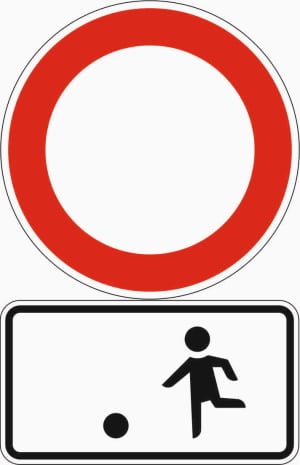 In einer echten Spielstraße gilt kein Tempolimit, sondern ein generelles Fahrzeugverbot.