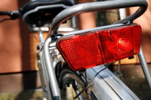 Verkehrstüchtigkeit: Auto und Fahrrad haben z. B. gesetzliche Vorgaben bezüglich ihrer Beleuchtung oder Reifen.