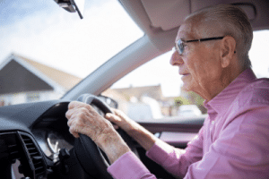 Da die Verkehrstüchtigkeit im Alter merklich nachlassen kann, müssen Senioren auf ihre Leistungsfähigkeit achten.
